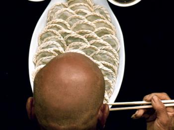 1．冬至吃餃子不凍耳。1997年冬，陜西省藍(lán)田縣。冬至是數(shù)九的第一天，即日起天氣越來越冷。這天老陜家家都在吃餃子。相傳此日食餃不凍耳。因餃子很像人的耳朵，吃后會把人的耳朵包起來，不受寒冷的侵襲。