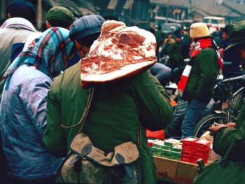 6．逢年過節(jié)背豬腿。1985年冬，陜西省洛南縣。改革開放以前，中國廣大農(nóng)村一直在為吃而奮斗，老陜也不例外，一年到頭能吃上一回肉非常不易。改革開放以后，生活漸漸富裕起來。每逢年節(jié)，肉是餐桌上不能少的食物，當(dāng)?shù)厝苏f：“逢年過節(jié)背豬腿，今個(gè)回家吃個(gè)美。”