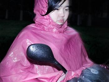 穿雨衣的杭州人02